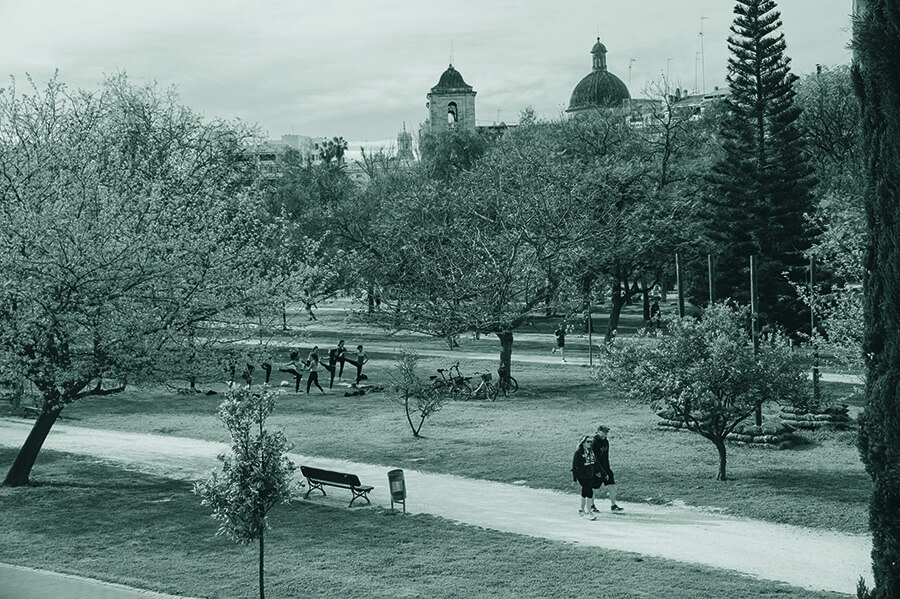 València no se entiende sin el antiguo cauce del río convertido en uno de los parques más grandes de Europa pero, sobre todo, en un increíble espacio verde para pasear, practicar deporte o participar en actividades sociales. Para estar. Lugares como el Jardín del Turia hacen más fácil al periodismo ambiental trasladar a la ciudadanía la necesidad de apostar por ciudades donde se pueda respirar.
